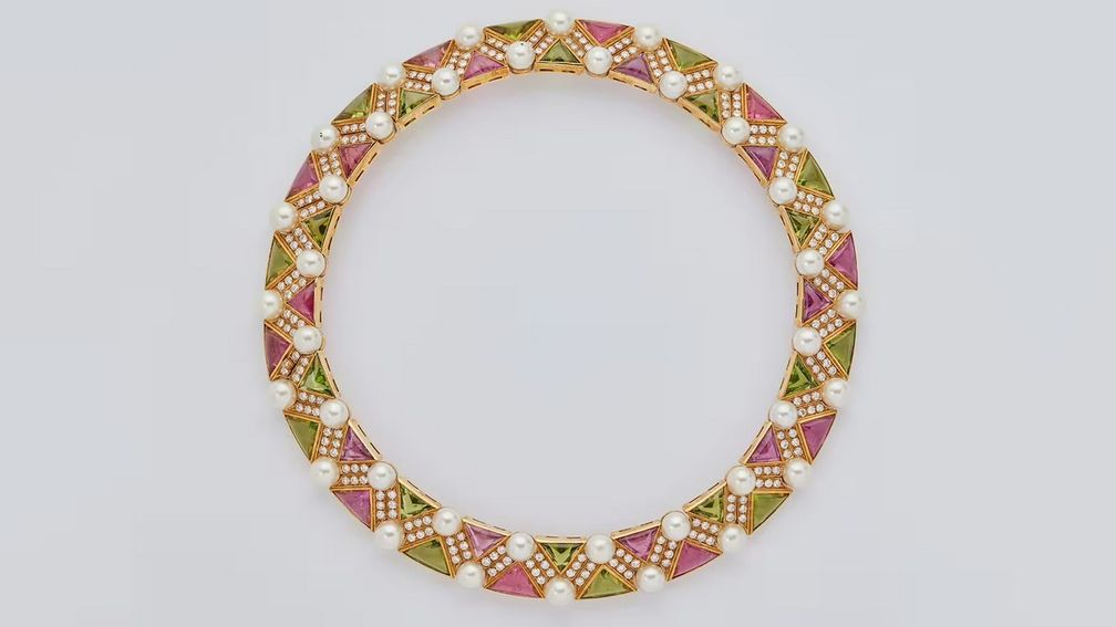 На аукционе Julien’s Auctions «Роберта Флэк: стиль, искусство и музыка» представлено это колье от Bulgari из 18-каратного желтого золота с культивированным жемчугом, бриллиантами, розовыми турмалинами и перидотами