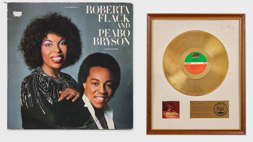 На аукционе также будут представлены такие лоты, как пластинка Флэк Live and More, записанная с Пибо Брайсоном, которая продается вместе с платьем, в котором она была на обложке, и золотая награда RIAA за продажи ее самого популярного альбома Killing Me Softly