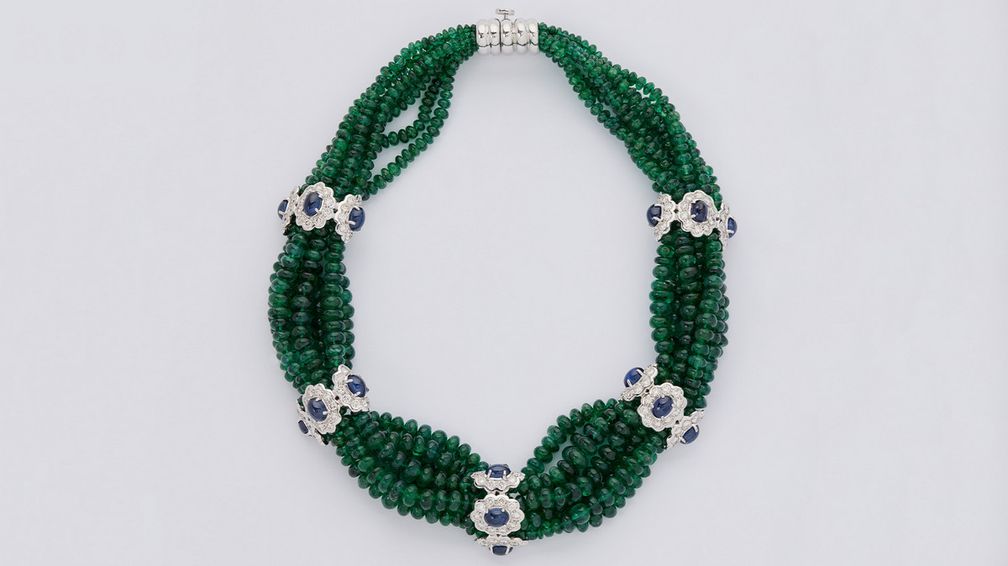 Колье от Giovane, состоящее из семи нитей изумрудных бусин со звеньями из 18-каратного белого золота, украшенными сапфирами огранки кабошон в окружении бриллиантов круглой огранки