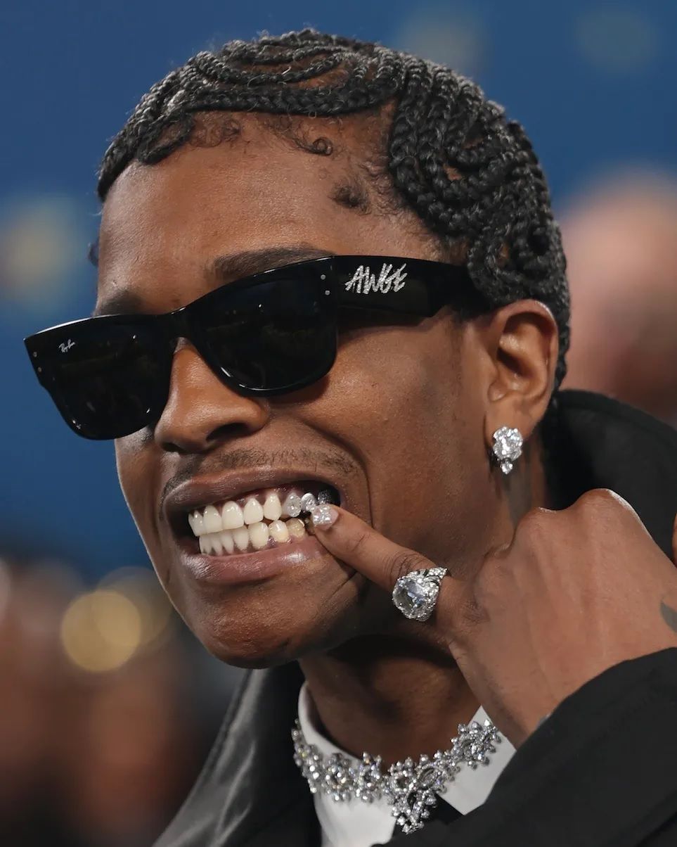 Солнцезащитные очки с бриллиантами сверкают с античных времен, ч. 2