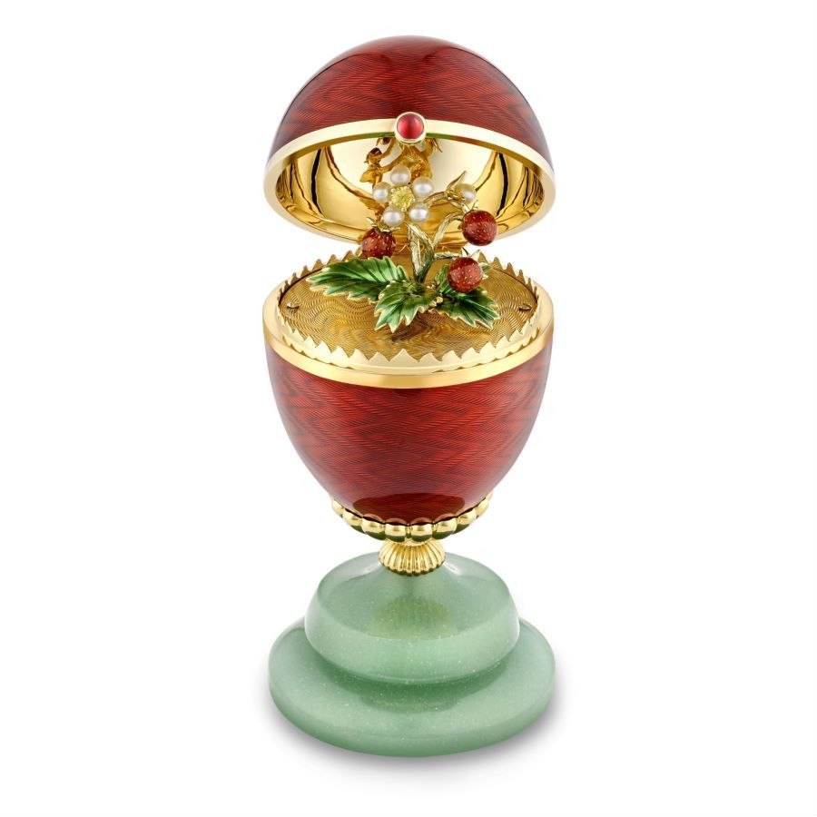 Яйцо от Fabergé из 18-каратного желтого золота с красной гильошированной эмалью и сюрпризом в виде лесной земляники. Фото: Fabergé