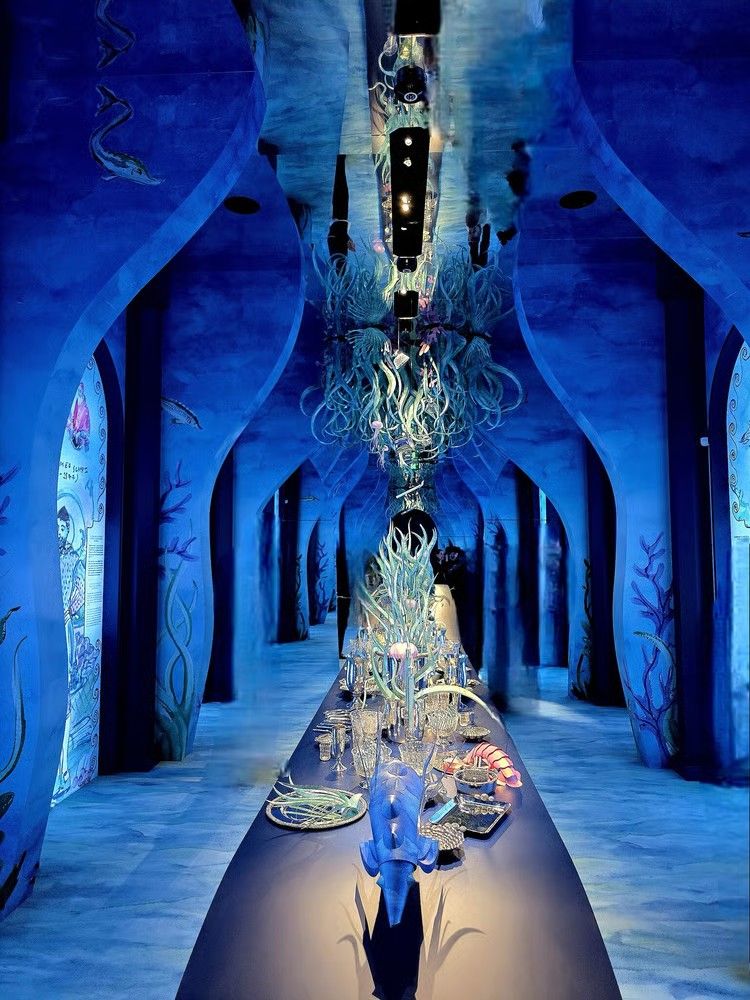 Экспозиция Aquae Mirabiles от Buccellati на выставке Fuorisalone 2026. Фото: Buccellati