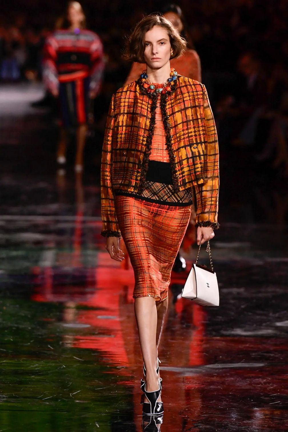 Модель на подиуме на показе мод Chanel, весна 2026. Фото: Доминик Мэтр / WWD