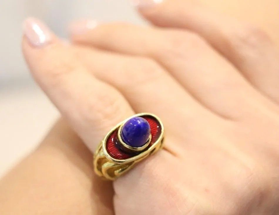 Скульптурное кольцо от Элизабет Гейдж из 18-каратного золота с эмалью и лазуритом, 1970-е годы