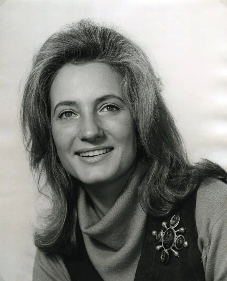 На этой фотографии 1967 года Элизабет Гейдж носит свою брошь-булавку «Минойская печать» (Minoan Seal Pin), украшенную жемчугом южных морей и древними инталиями из мыльного камня с Крита. Фото предоставлено Элизабет Гейдж