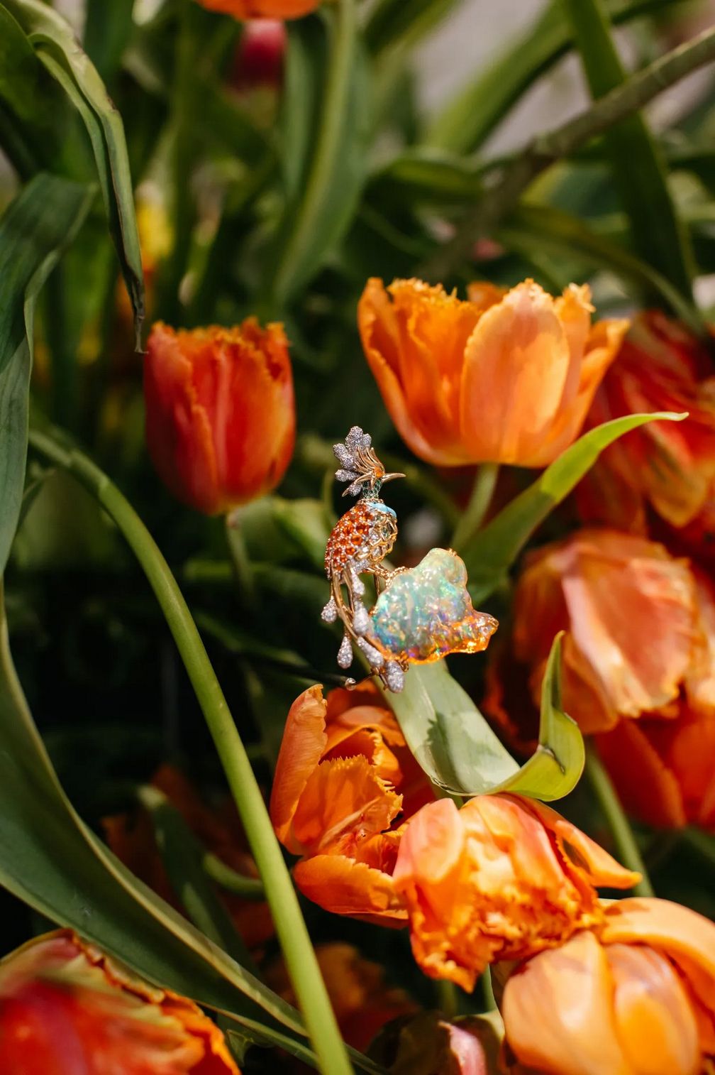 Украшение «Птица на камне» из коллекции ювелирных украшений Blue Book 2026. Фото: Лекси Морленд / WWD