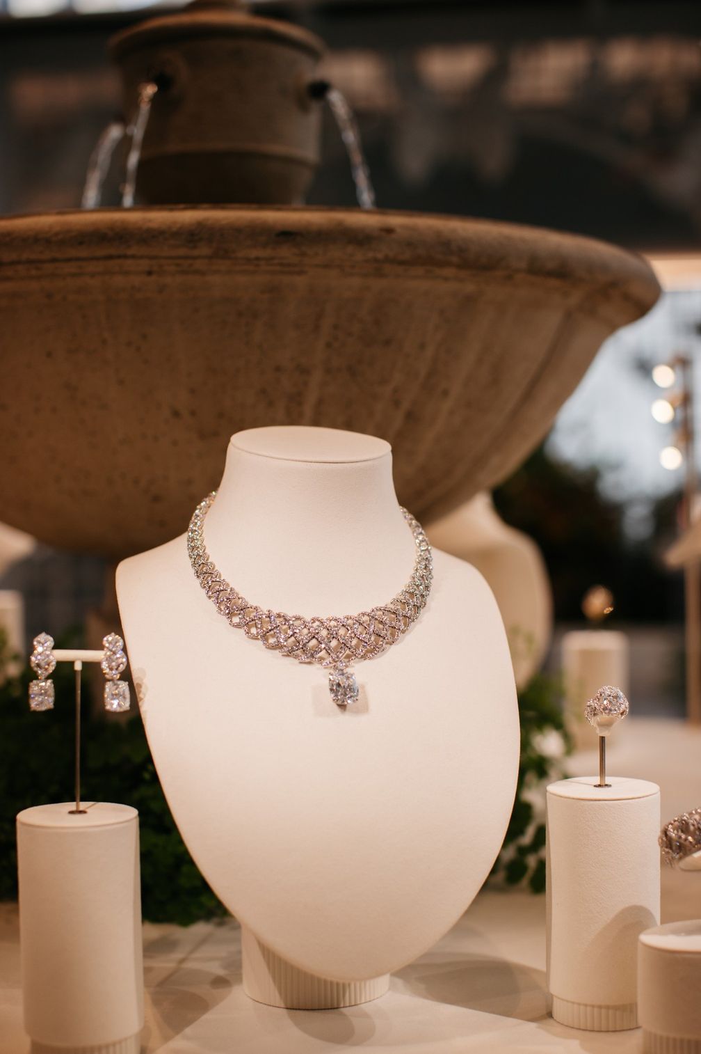 Комплект украшений из коллекции Blue Book 2026: Hidden Garden. Фото: Лекси Морленд / WWD