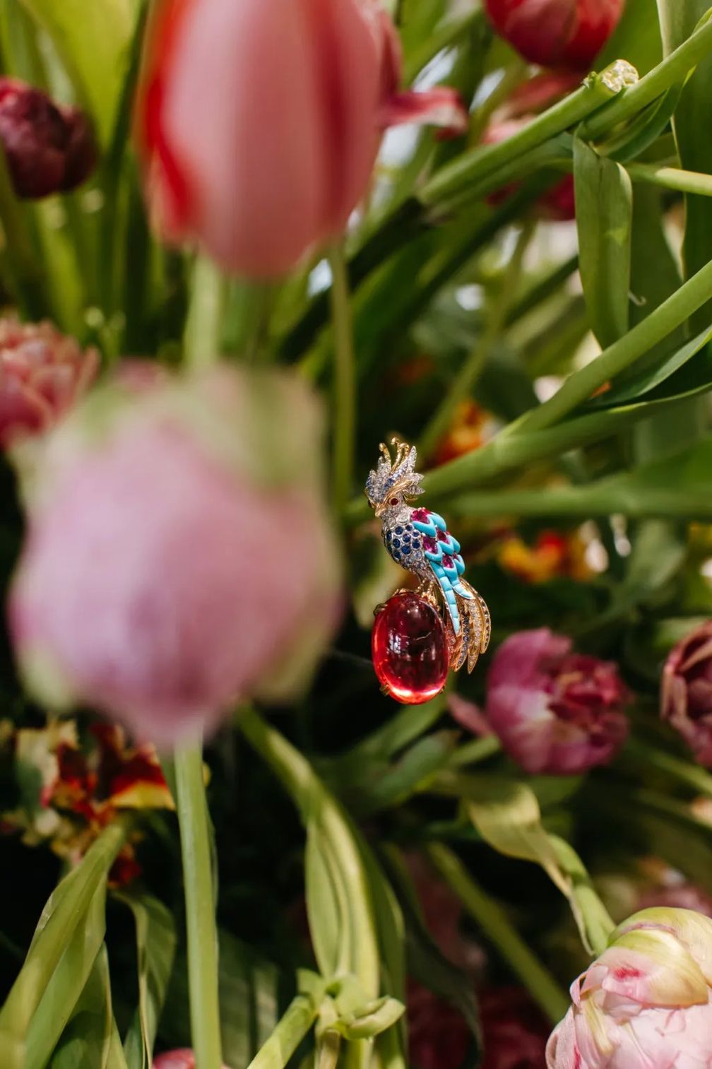 Украшение «Птица на камне» из коллекции ювелирных украшений Blue Book 2026. Фото: Лекси Морленд / WWD