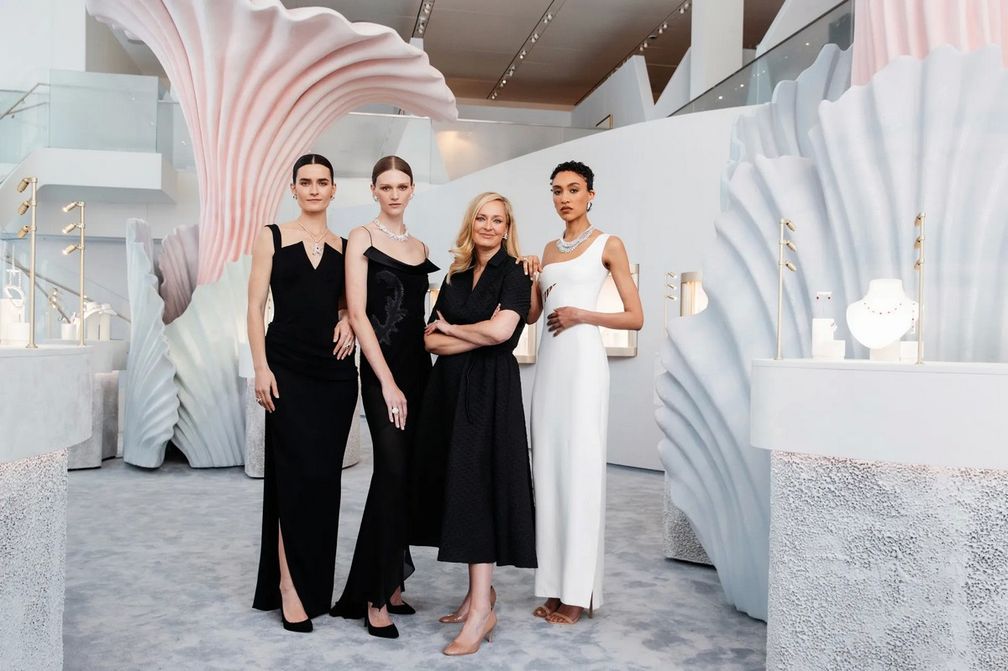 Старший вице-президент и главный художественный директор Натали Вердей с моделями в коллекции ювелирных украшений Blue Book 2025: Sea of Wonder. Фото: Лекси Морленд / WWD 