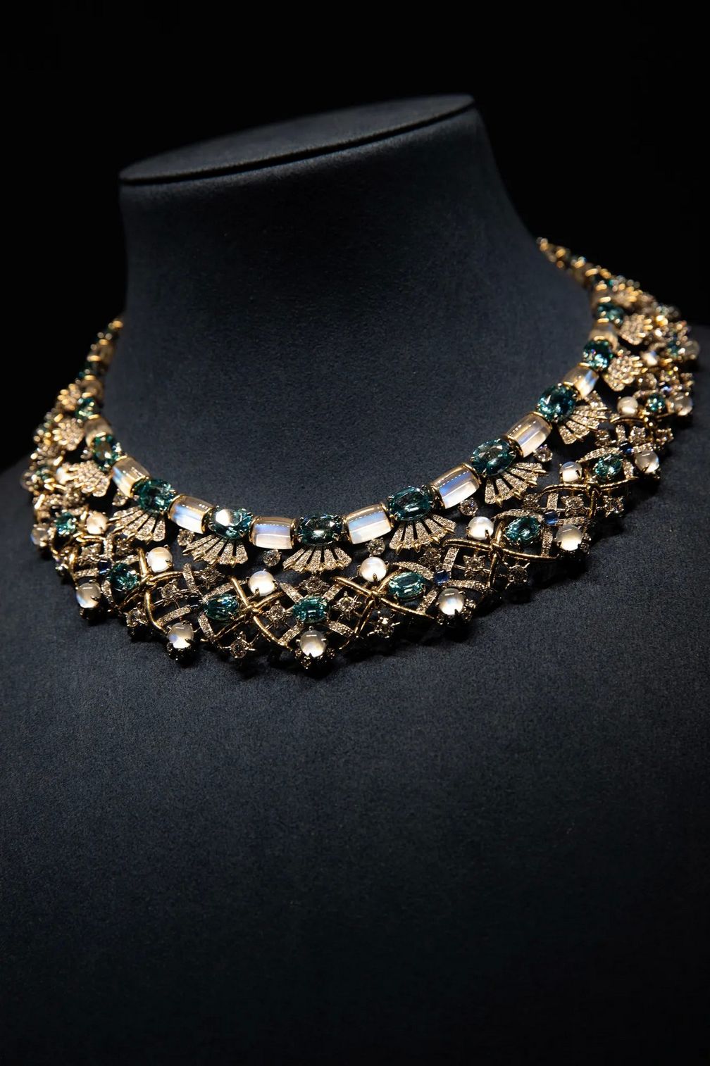 Колье из коллекции Blue Book 2025: Sea of Wonder от Натали Вердей. Фото: Лекси Морленд / WWD