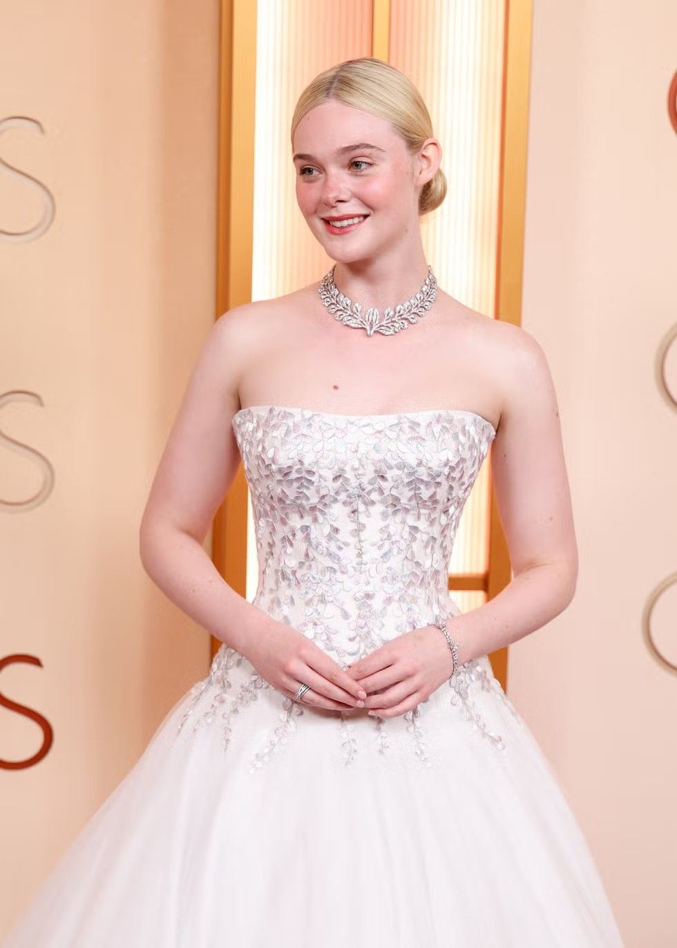 Эль Фаннинг на 98-й церемонии вручения премии «Оскар» носит колье Wisteria («Глициния») от Cartier, датированное 1903 годом, в знак уважения к увитой глициниями веранде ее дома детства. Фото: JC Olivera / Getty Images Эль Фаннинг на 98-й церемонии вручения премии «Оскар» носит колье Wisteria («Глициния») от Cartier, датированное 1903 годом, в знак уважения к увитой глициниями веранде ее дома детства. Фото: JC Olivera / Getty Images