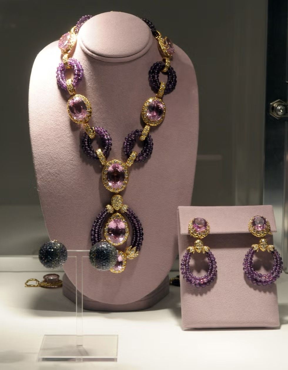 Часть коллекции Элизабет Тейлор: колье и серьги с кунцитами, аметистами и бриллиантами. Фото: Аксель Кёстер / Getty Images Часть коллекции Элизабет Тейлор: колье и серьги с кунцитами, аметистами и бриллиантами. Фото: Аксель Кёстер / Getty Images