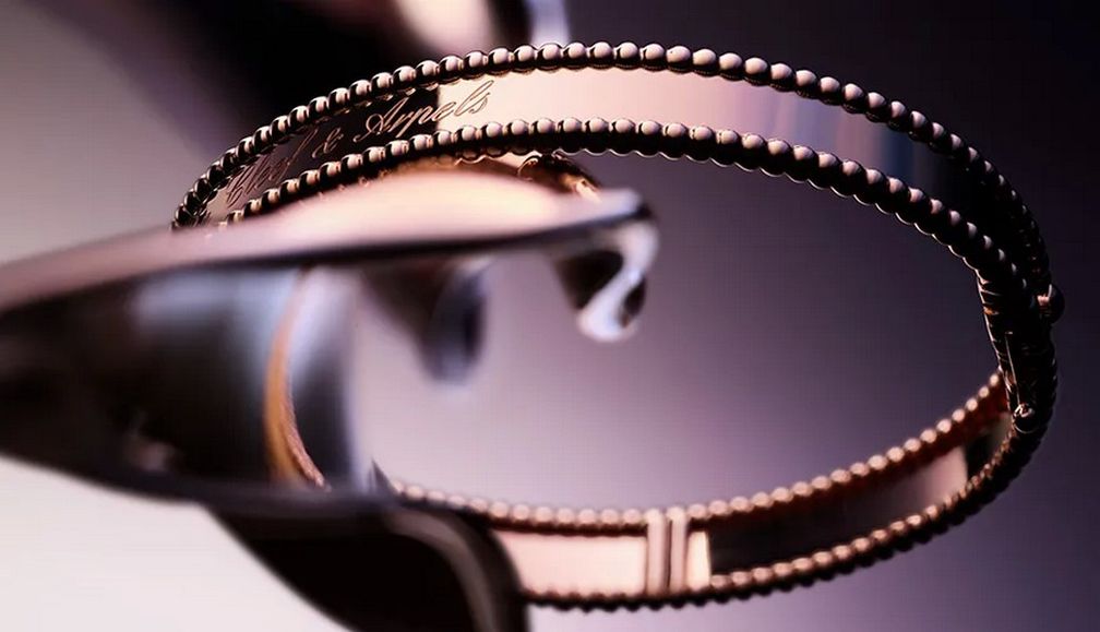 Фирменный браслет Perlée от Van Cleef & Arpels из розового золота 18 карат, модель среднего размера. Автор фото: Ромен Ленанкер
