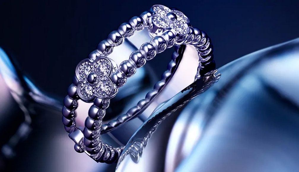 Кольцо Perlée от Van Cleef & Arpels с мотивом клевера из белого золота 18 карат с бриллиантами. Фотограф: Ромен Ленанкер