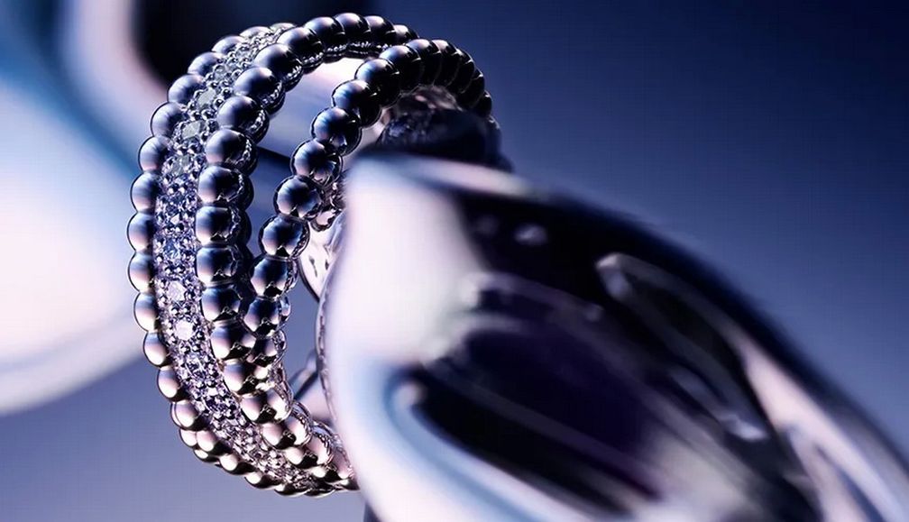 Двойное кольцо Perlée от Van Cleef & Arpels из белого золота 18 карат с бриллиантами. Фотограф: Ромен Ленанкер