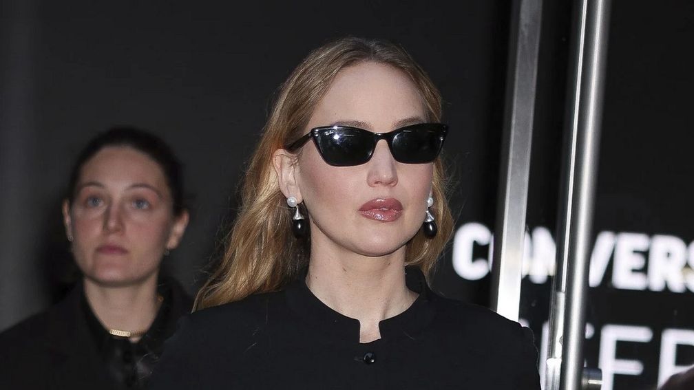 Дженнифер Лоуренс в черных украшениях, Нью-Йорк, ноябрь прошлого года. Фото: Aeon / GC Images