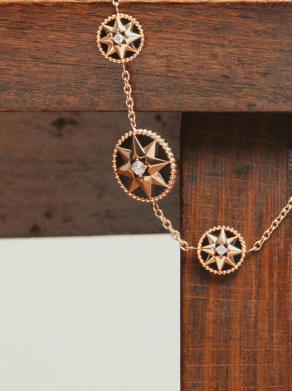 Ожерелье Rose des Vents (в переводе с французского: «Роза ветров») от Dior