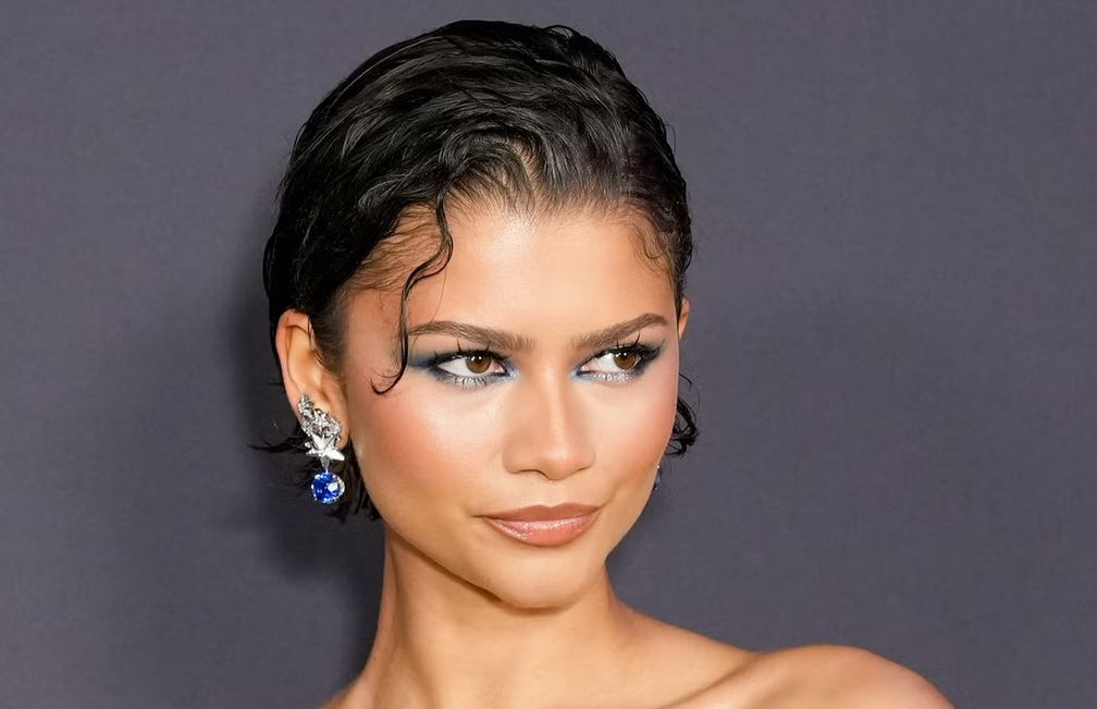 Зендея в серьгах с сапфирами и бриллиантами от Tiffany & Co.