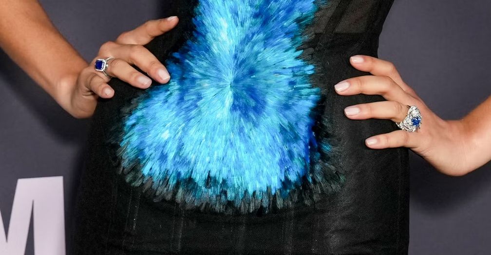 Зендея в кольцах с сапфирами и бриллиантами от Tiffany & Co.