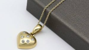 На цепочке появились рыжие пятна: это ржавчина или реакция из-за пота?