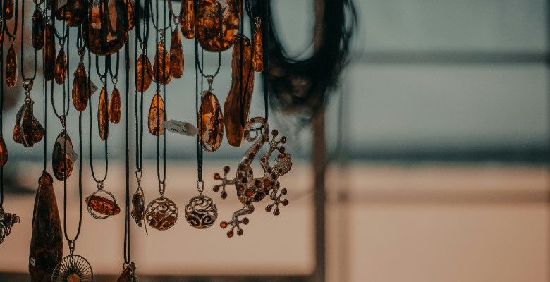 Антигид по уходу: 3 способа окончательно испортить янтарь