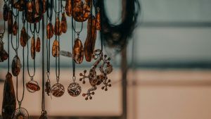 Антигид по уходу: 3 способа окончательно испортить янтарь