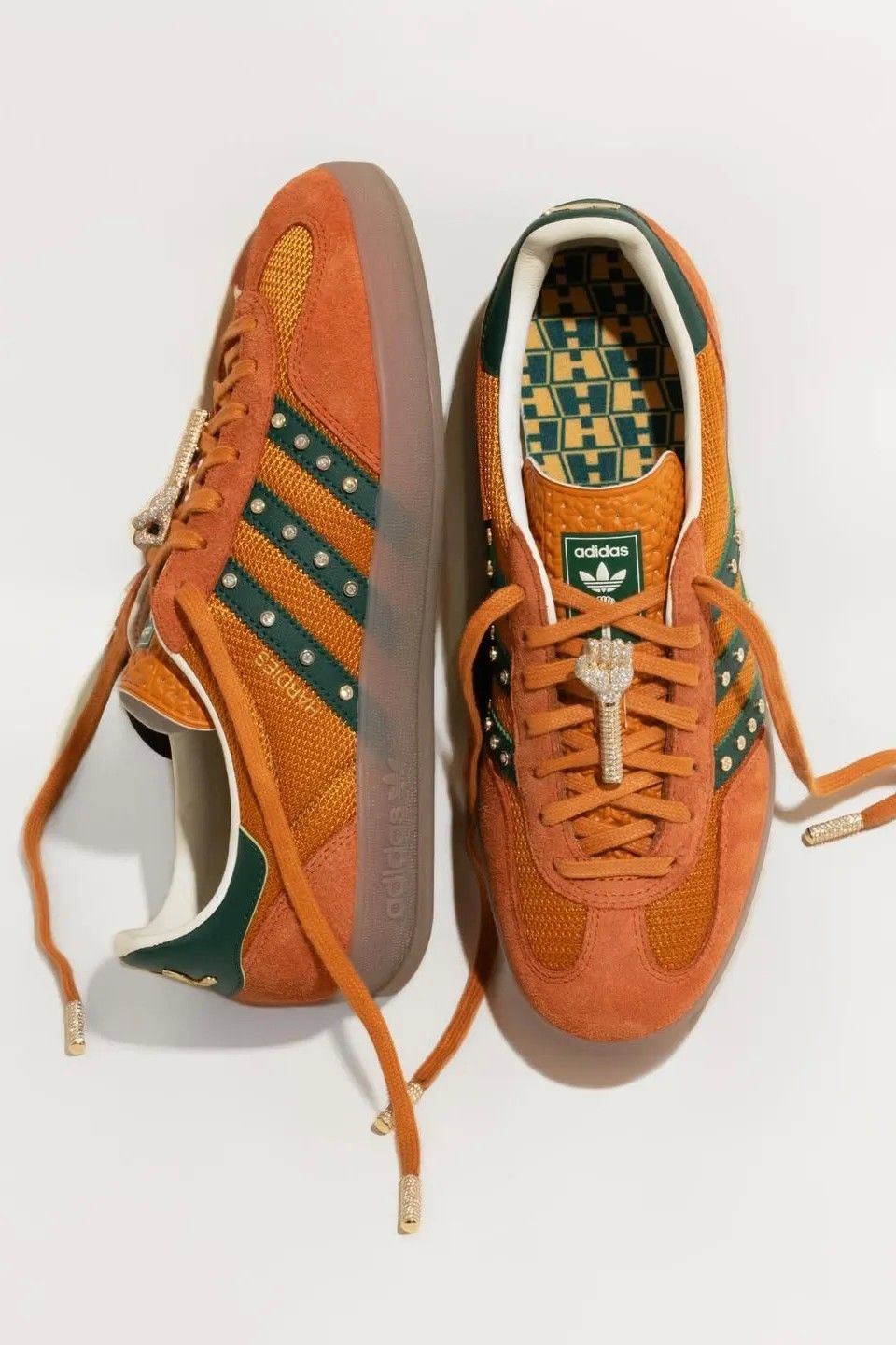Алекс Мосс и adidas представили кроссовки Gazelle, инкрустированные бриллиантами