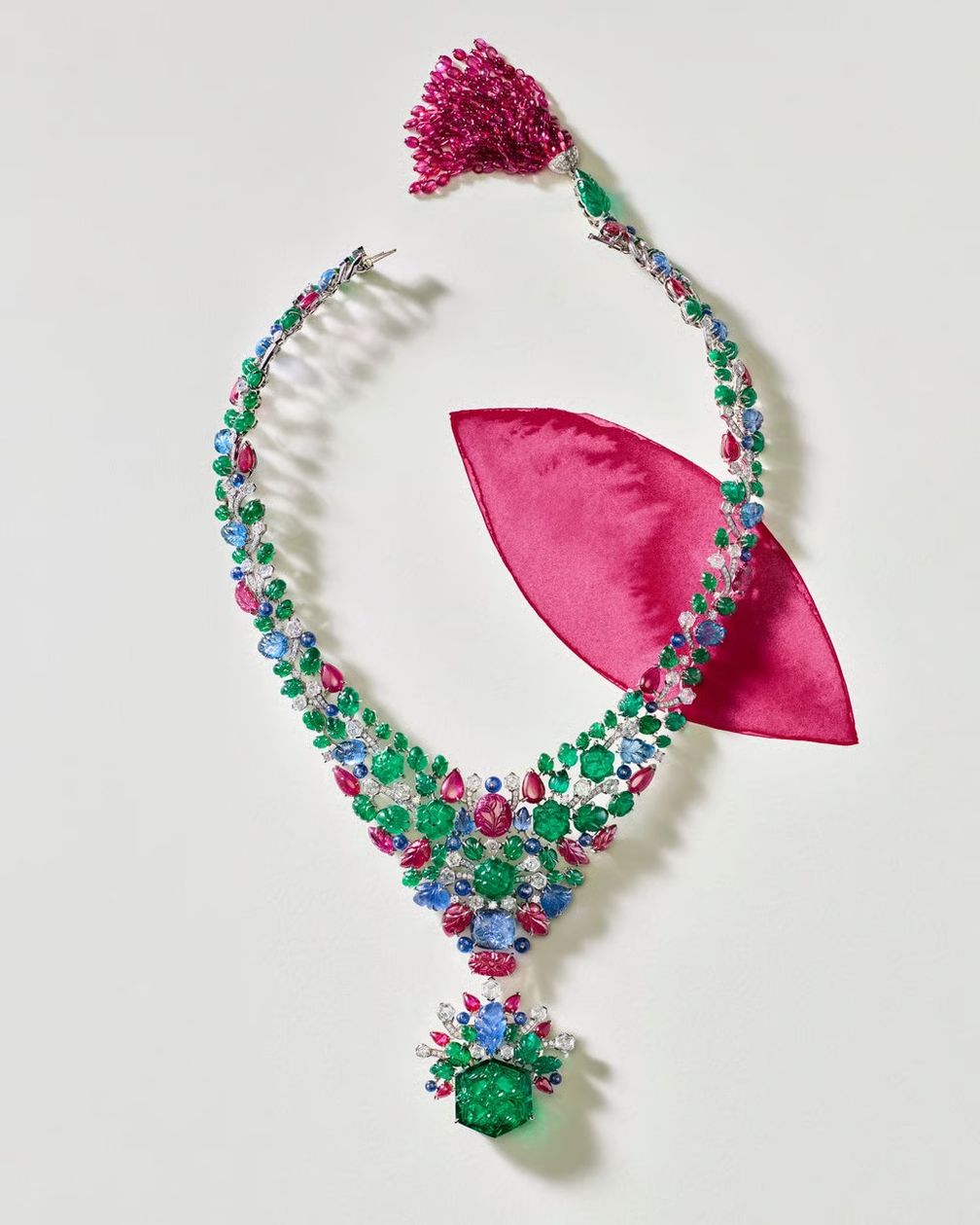 Колье Tutti Kanya — это дань уважения фирменному мотиву Cartier «Tutti Frutti» Колье Tutti Kanya — это дань уважения фирменному мотиву Cartier «Tutti Frutti»