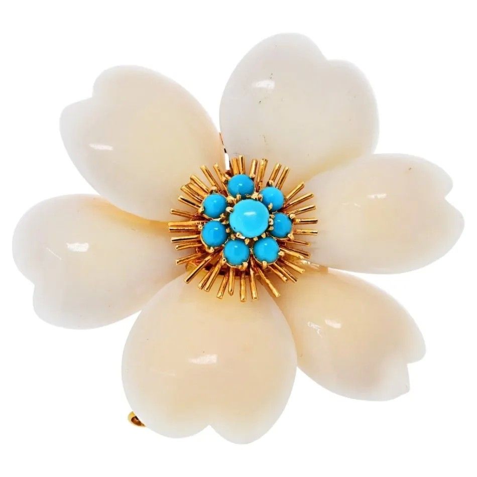 Брошь Rose de Noël от Van Cleef & Arpels из белого коралла и бирюзы, XX век