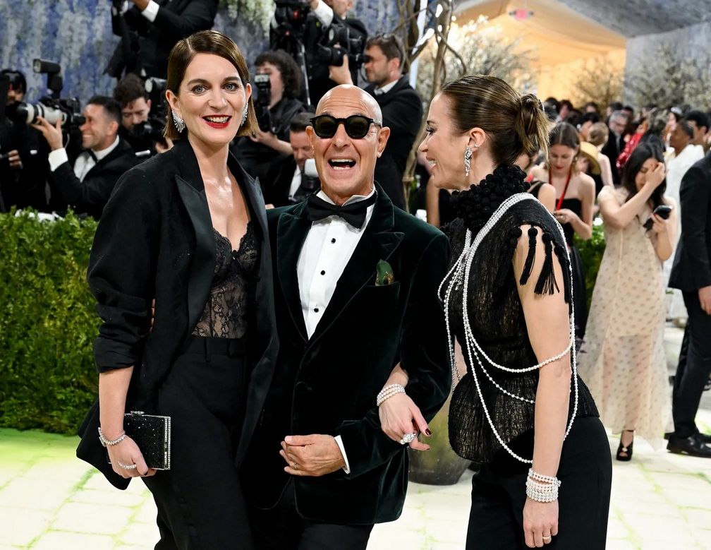 Фелисити Блант, Стэнли Туччи и Эмили Блант на балу Met Gala 2026 года в Метрополитен-музее в Нью-Йорке. Фото: Гилберт Флорес / Getty Images