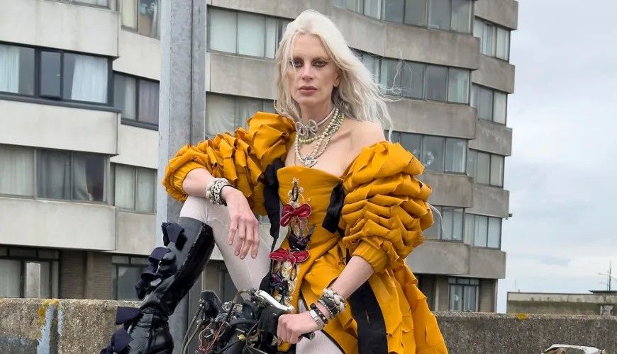 Модель в украшениях от Vivienne Westwood. Фото: Юрген Теллер Модель в украшениях от Vivienne Westwood. Фото: Юрген Теллер