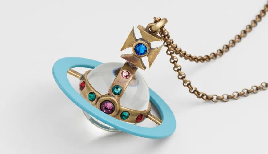 Оригинальное ожерелье Orb от Vivienne Westwood. Фото: Филипп Лакомб Оригинальное ожерелье Orb от Vivienne Westwood. Фото: Филипп Лакомб