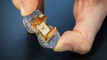 Тайна в сапфирах: знакомство с новыми часами Ludo Secret от Van Cleef & Arpels