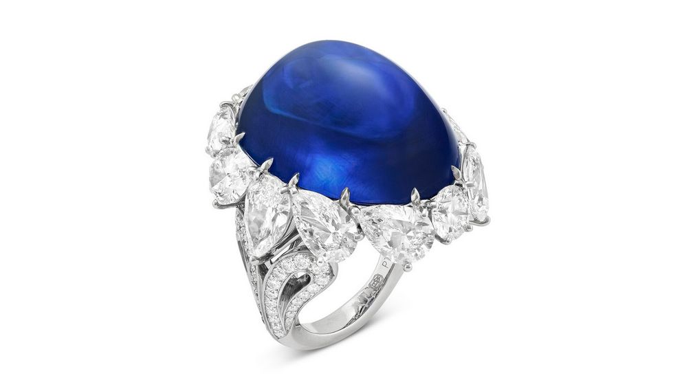 Кольцо работы Harry Winston с центральным сапфиром огранки кабошон овальной формы весом 76,39 карата