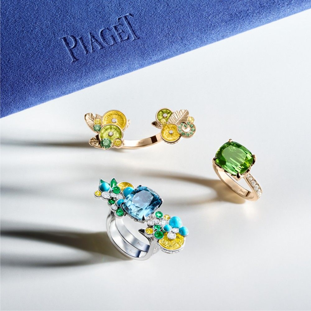 Кольцо Piaget Cocktail Basily Dream из розового золота с зеленым турмалином, перидотом, цаворитами, желтыми сапфирами и бриллиантами. Кольцо Piaget Cocktail Secret Blue из белого золота с аквамарином, бирюзой, изумрудами, цитрином и бриллиантами