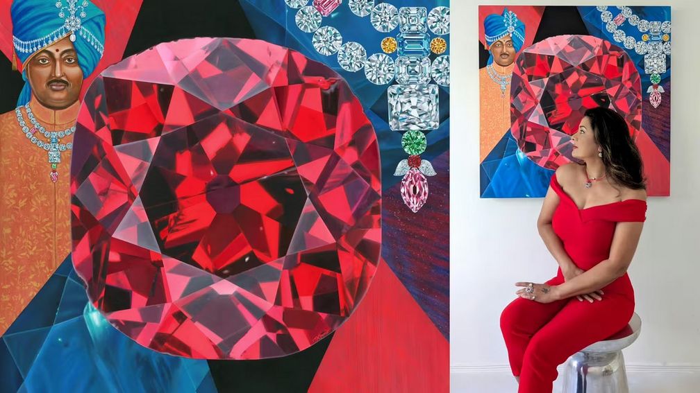 Художница Рина Ахлувалия на фоне своей картины «Наследие бриллианта Winston Red», которая теперь хранится в постоянной коллекции американского Национального музея естественной истории Смитсоновского института в Вашингтоне (округ Колумбия). Фото: Рина Ахлувалия