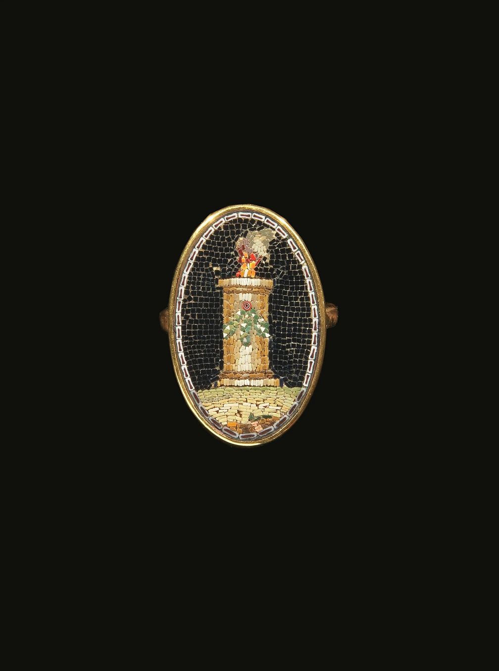 Кольцо с микромозаикой Altare del Fuoco Eterno («Алтарь вечного огня») от Алессандры Ди Кастро. Фото: Алессандра Ди Кастро 
