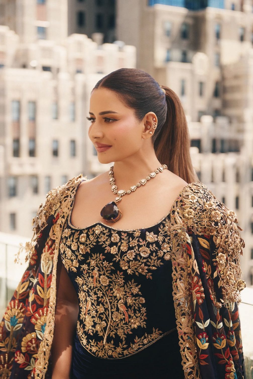 Судха Редди в наряде от Маниша Малхотры и колье с танзанитом на Met Gala 2026