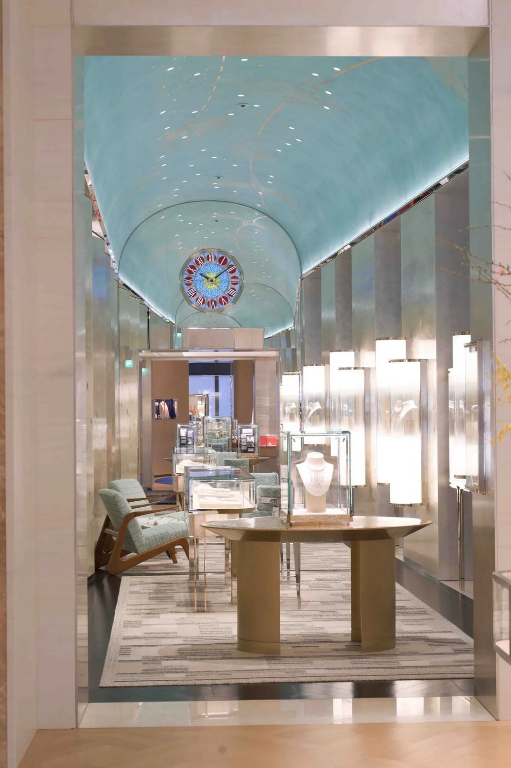 Внутри флагманского магазина Tiffany & Co. в Милане. Фото: Джованни Джаннони / WWD