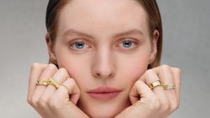 Van Cleef & Arpels представляет новое элегантное кольцо Perlée с драгоценными камнями