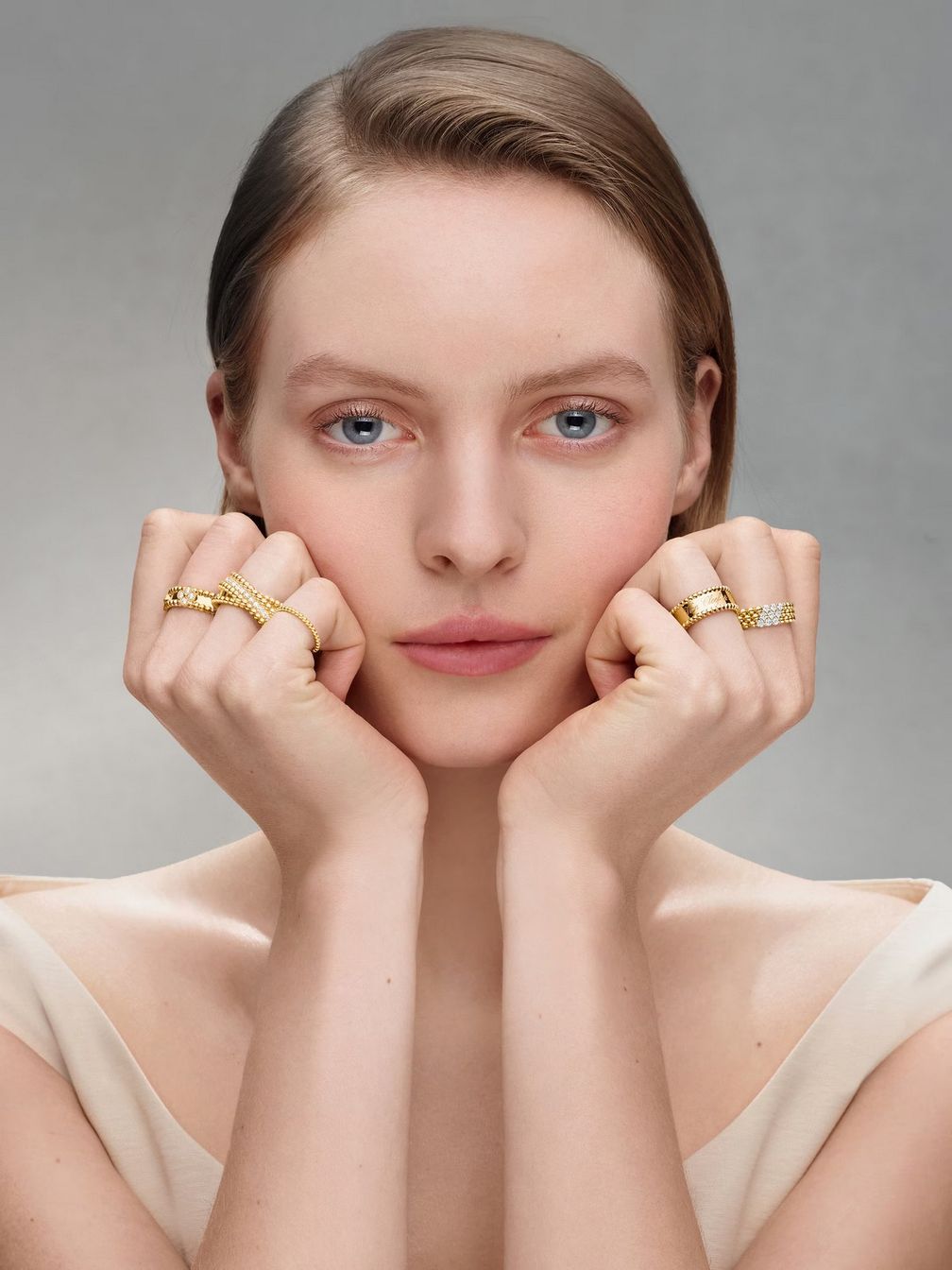 Van Cleef & Arpels представляет новое элегантное кольцо Perlée с драгоценными камнями