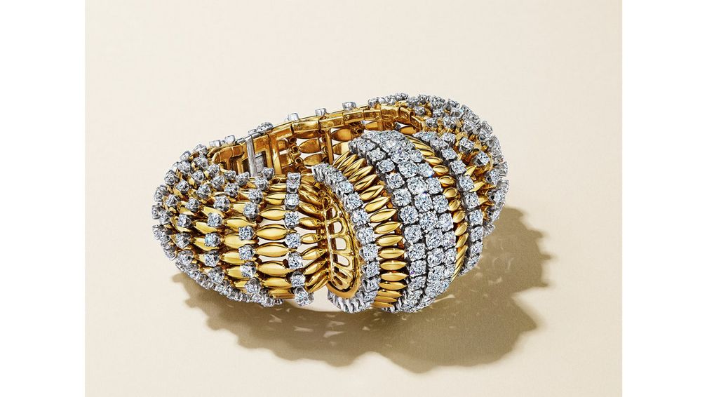 Более 300 000 долларов было заплачено за браслет Van Cleef & Arpels в стиле bombé (выпуклой формы), изготовленный примерно в 1940 году из желтого золота и платины с бриллиантами круглой и старинной огранки