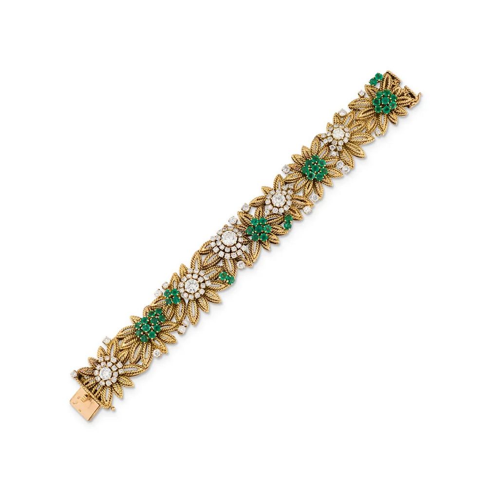 Золотой браслет с изумрудами и бриллиантами (1960-е годы) от Van Cleef & Arpels — лот лондонского аукциона ювелирных изделий Christie’s Золотой браслет с изумрудами и бриллиантами (1960-е годы) от Van Cleef & Arpels — лот лондонского аукциона ювелирных изделий Christie’s