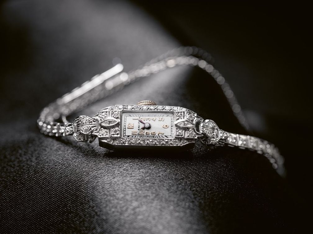 На фото выше и ниже — прямоугольные часы Blancpain Ladybird, инкрустированные драгоценными камнями, принадлежавшие Мэрилин Монро. Компания Blancpain SA выкупила их на аукционе в 2016 году за 225 000 долларов США, и они вошли в постоянную музейную коллекцию Blancpain