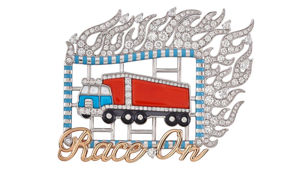 Брошь Race On («Гонка») из белого и розового золота 18 карат украшена эмалью, красным кораллом рубрум, белым перламутром, бирюзой и бриллиантами Брошь Race On («Гонка») из белого и розового золота 18 карат украшена эмалью, красным кораллом рубрум, белым перламутром, бирюзой и бриллиантами