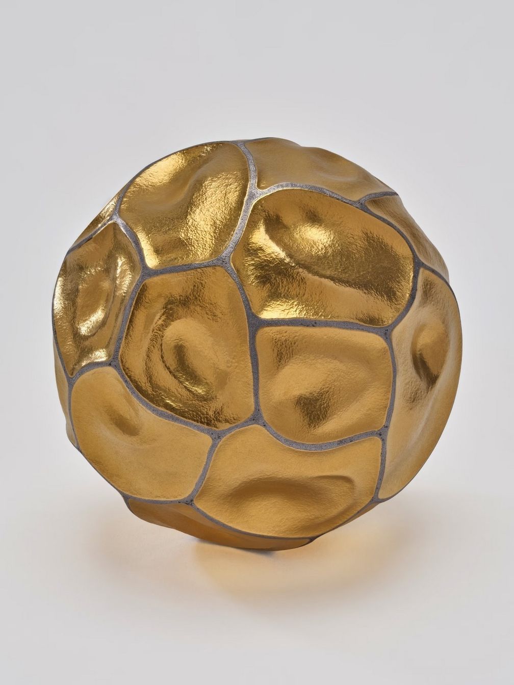 «Сфера» (Orb), 1992–1995 гг., чистое золото и сталь. Частная коллекция. Фото: L’ÉCOLE, School of Jewelry Arts / B Chelly