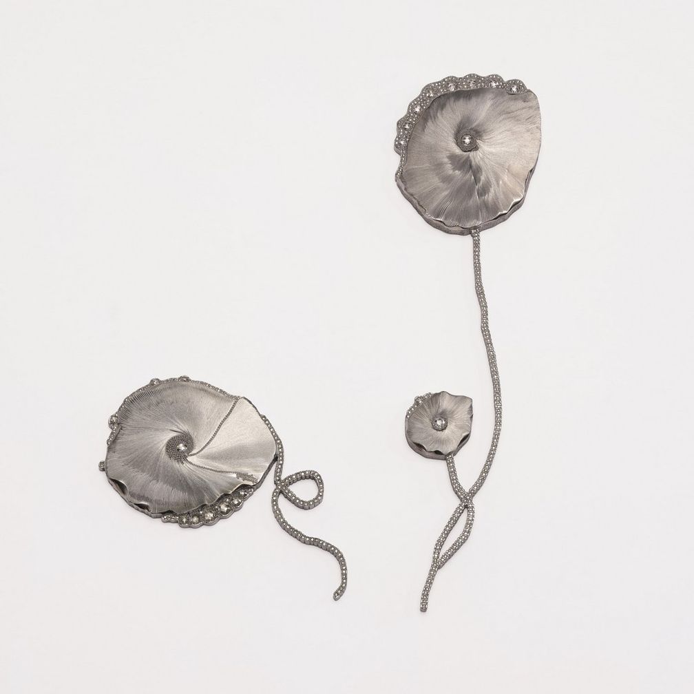 «Маки. Комплект 2» (Poppy Set 2), 2010 г., нержавеющая сталь и бриллианты. Частная коллекция. Фото: L’ÉCOLE, School of Jewelry Arts / B Chelly