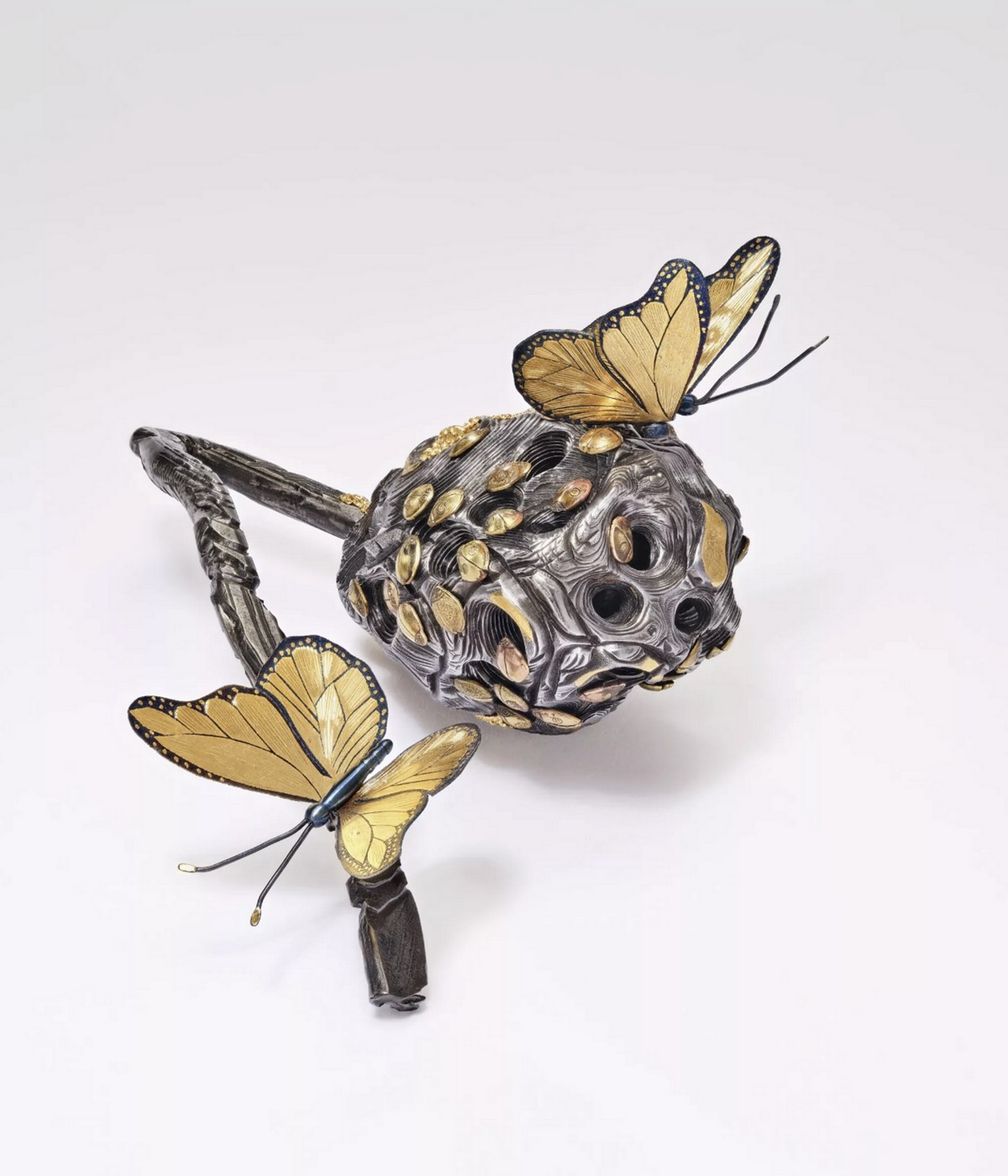 «Гнездо: бабочки, божьи коровки» (Nest: Butterflies, Ladybugs), 1990–1992 гг., чистое золото и сталь. Частная коллекция. Фото: L’ÉCOLE, School of Jewelry Arts / B Chelly «Гнездо: бабочки, божьи коровки» (Nest: Butterflies, Ladybugs), 1990–1992 гг., чистое золото и сталь. Частная коллекция. Фото: L’ÉCOLE, School of Jewelry Arts / B Chelly