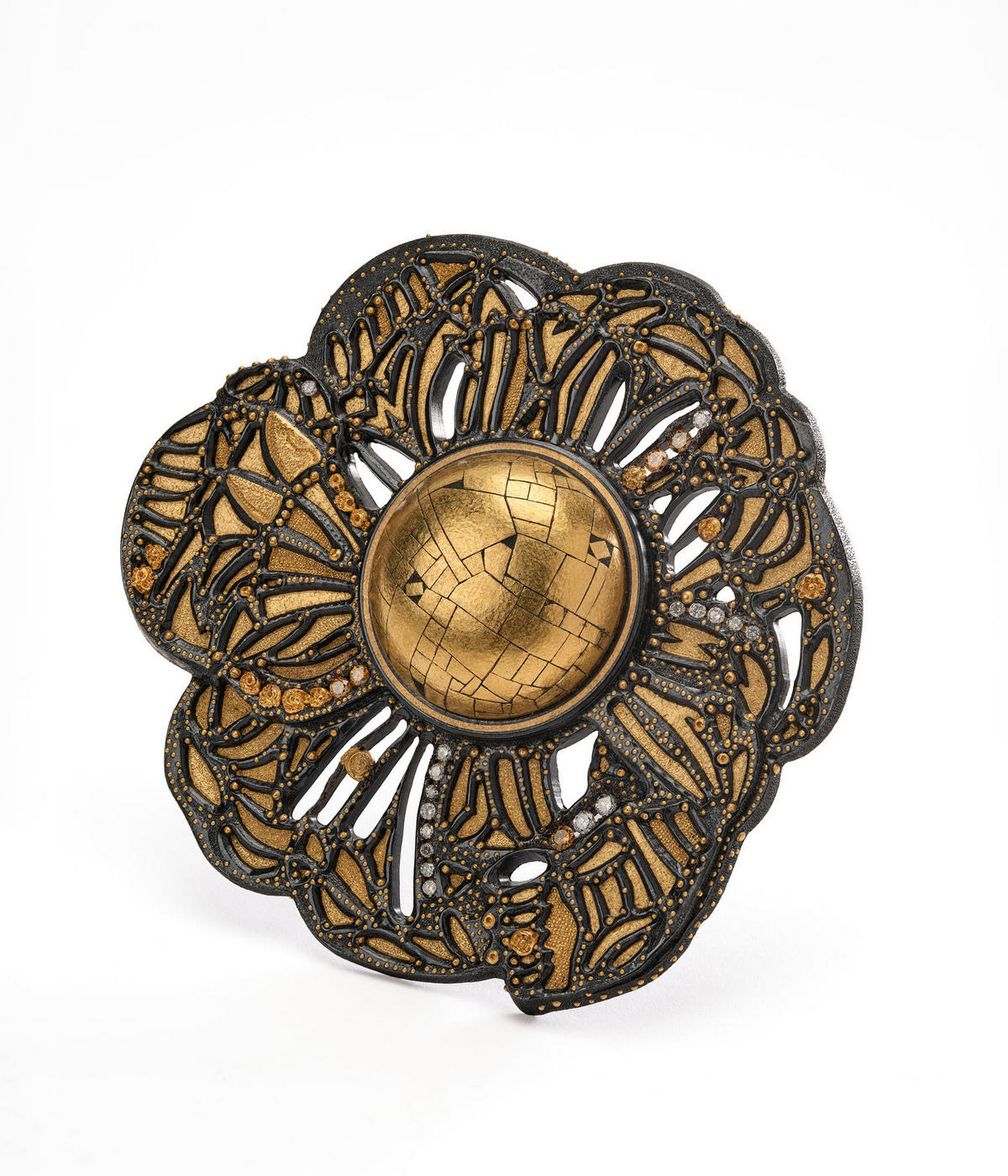 Брошь «Мозаичный купол» (Mosaic Dome Brooch), 1997–1998 гг., сталь, чистое золото, золото 18 карат и бриллианты. Частная коллекция. Фото: L’ÉCOLE, School of Jewelry Arts / B Chelly Брошь «Мозаичный купол» (Mosaic Dome Brooch), 1997–1998 гг., сталь, чистое золото, золото 18 карат и бриллианты. Частная коллекция. Фото: L’ÉCOLE, School of Jewelry Arts / B Chelly