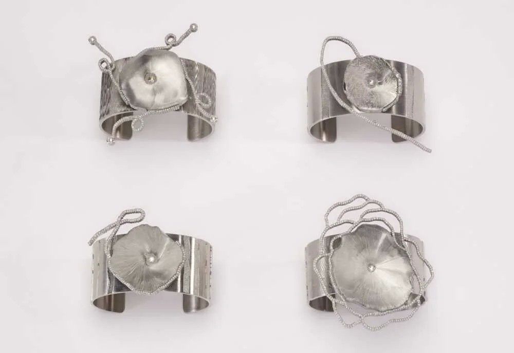 Браслеты-манжеты «Маки» (Poppy Cuffs), 2010 г., нержавеющая сталь и бриллианты. Частная коллекция. Фото: L’ÉCOLE, School of Jewelry Arts / B Chelly Браслеты-манжеты «Маки» (Poppy Cuffs), 2010 г., нержавеющая сталь и бриллианты. Частная коллекция. Фото: L’ÉCOLE, School of Jewelry Arts / B Chelly